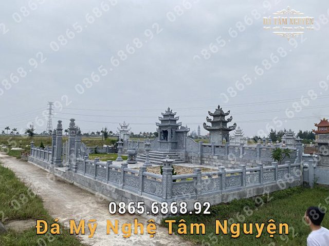 Khu lăng mộ đá xanh đen của gia đình anh Tuấn tại Yên Bái