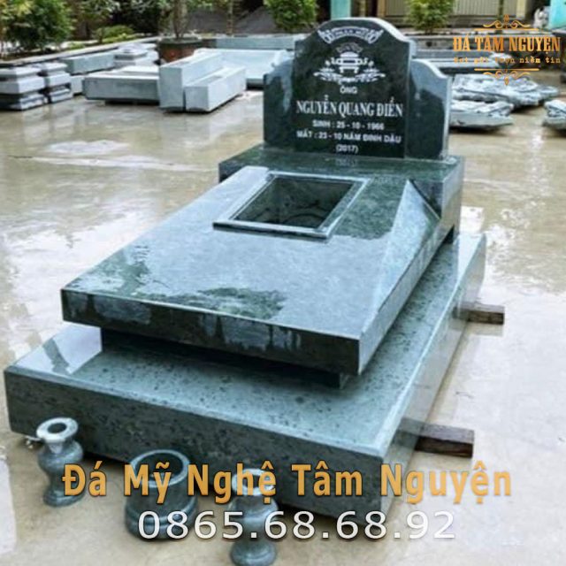 Mộ đá xanh rêu đơn giản