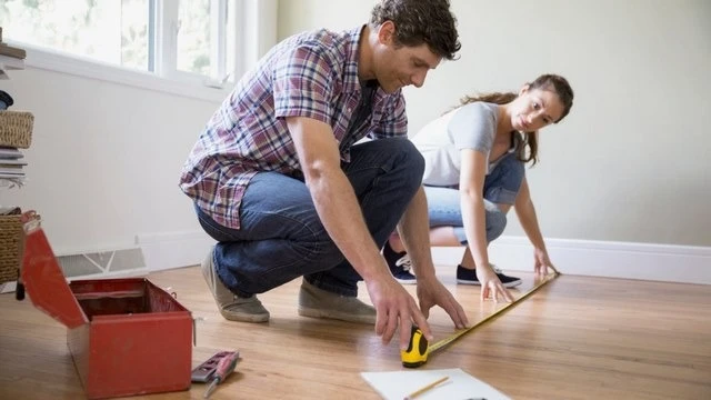 Ảnh 2: Đo diện tích căn phòng trước khi mua ghế sofa