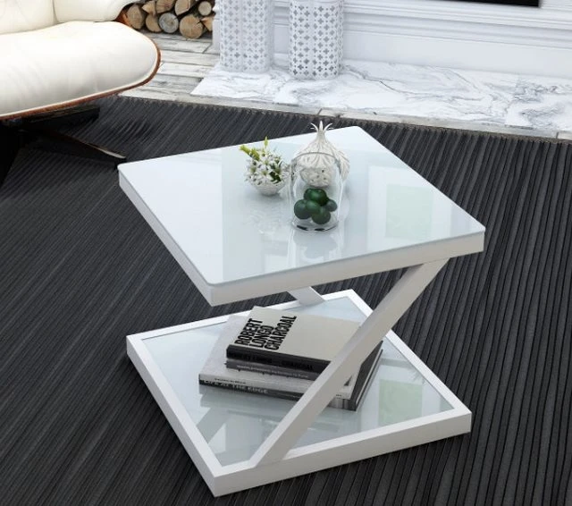 Ảnh 2: Một chiếc bàn trà vuông cỡ nhỏ