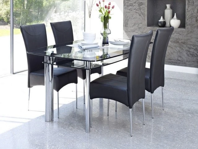 Ảnh 4: Bàn ăn kính cường lực tạo độ thông thoáng cho gian bếp