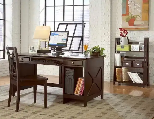 Bàn làm việc có khung ảnh người thân