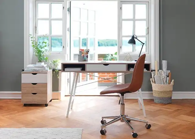 Bàn làm việc với các vật dụng trang trí đơn giản