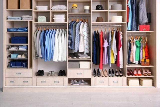 Cách xếp quần áo gọn gàng vào tủ là sắp xếp theo chức năng