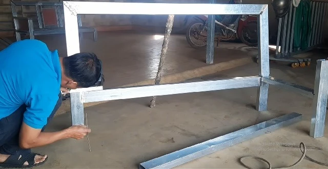 Chuẩn bị làm khung hai bên thân ghế sofa