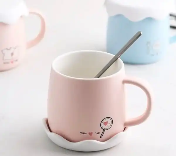 Cốc nước với thiết kế độc đáo trang trí bàn làm việc