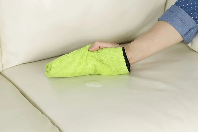 Dùng rượu để làm sạch ghế sofa cũng mang lại hiệu quả rất tốt