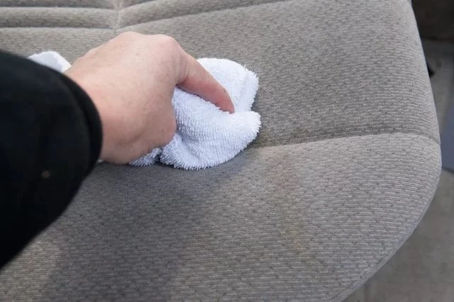 Dùng rượu thấm vào khăn để tẩy vệ sinh ghế sofa