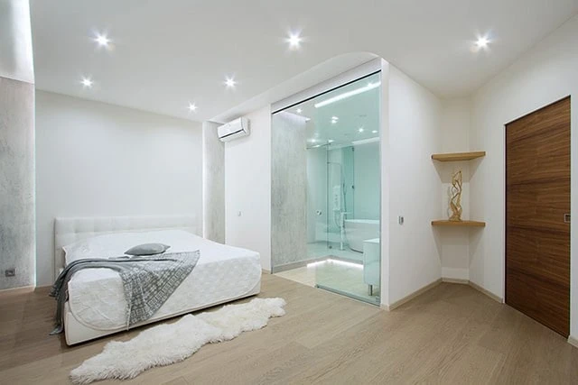 Không nên đặt giường ngủ đối diện cửa nhà vệ sinh