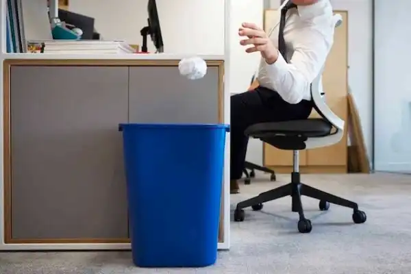 Không nên đặt thùng rác ở dưới bàn làm việc