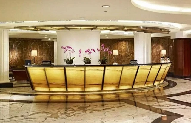 Bàn quầy tiếp tân cong hình cánh cung mềm mại, uyển chuyển