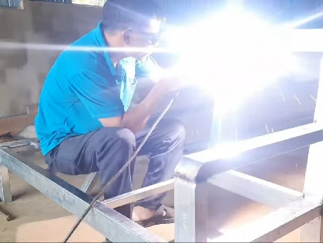 Sử dụng máy hàn để cố định các mối nối lại với nhau