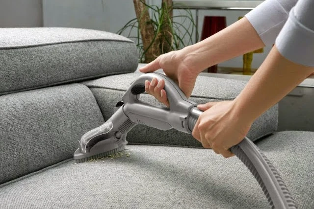 Sử dụng máy hút bụi để làm sạch ghế sofa nỉ