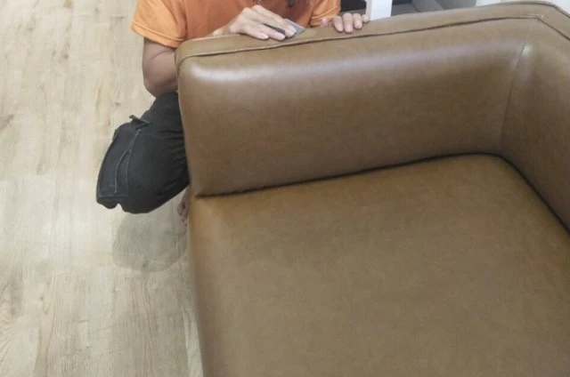Sửa ghế sofa da bị phai màu