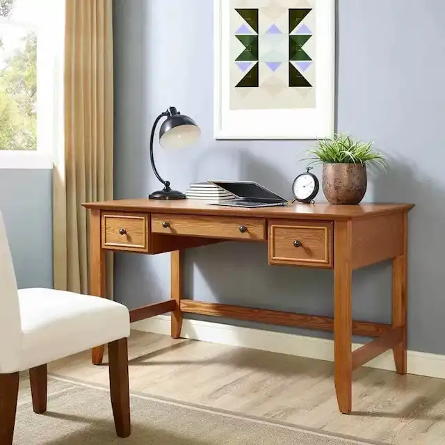 Trang trí bàn làm việc với đèn bàn, đồng hồ và chậu cây