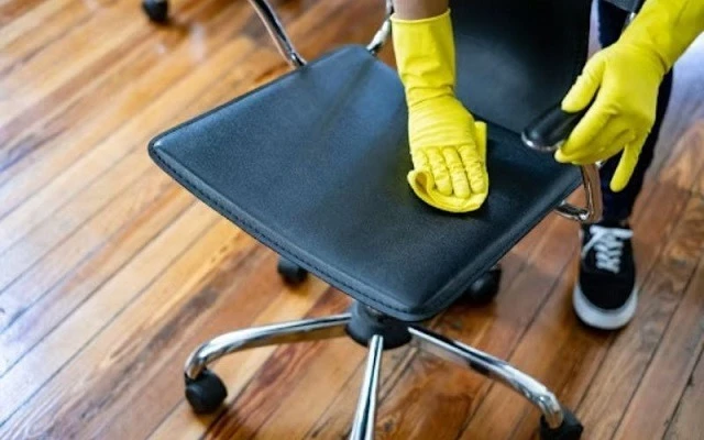 Vệ sinh ghế da khá đơn giản