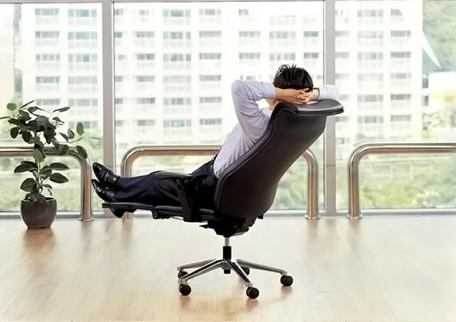 Việc điều chỉnh ngả lưng của ghế xoay có thể thực hiện thông qua cần gạt bên trái hoặc nút bấm thông minh