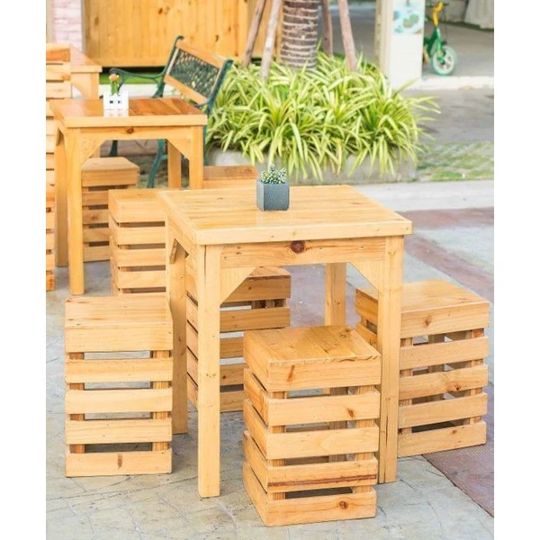 Bàn ghế cafe phê pallet gỗ thông hình vuông