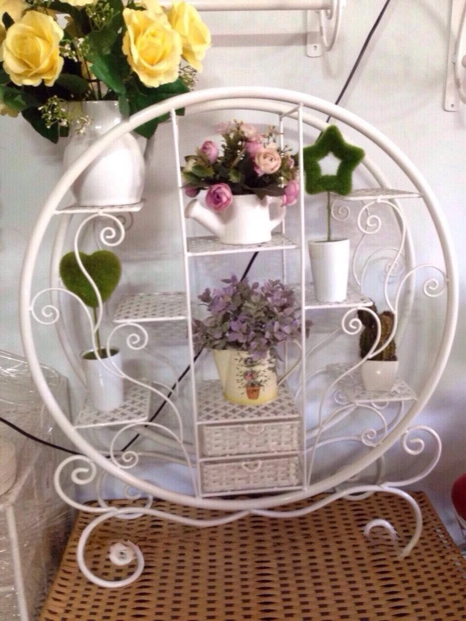 Kệ trang trí hình tròn bằng sắt được uốn cong nghệ thuật